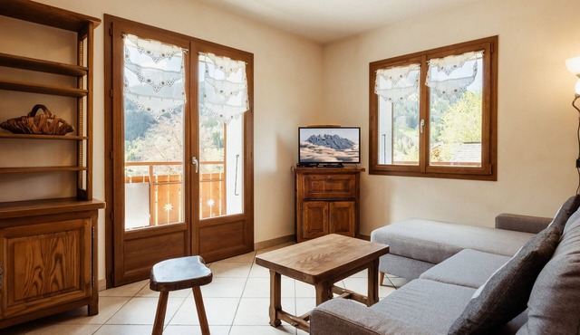3 Rooms with WiFi and Parking, Near Slopes, Sunny