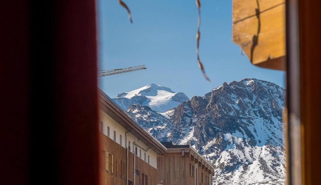 300m from resort center, 2nd floor, balcony, fireplace or stove, tv, ski locker, 90m², Tignes