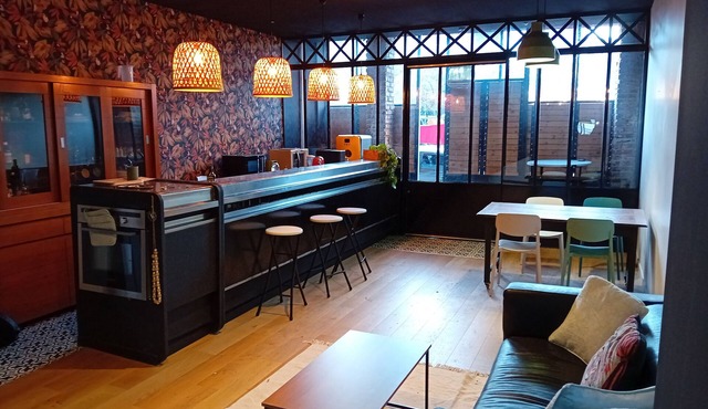 35m² furnished room with a private bathroom in a former bar right in the heart of downtown.