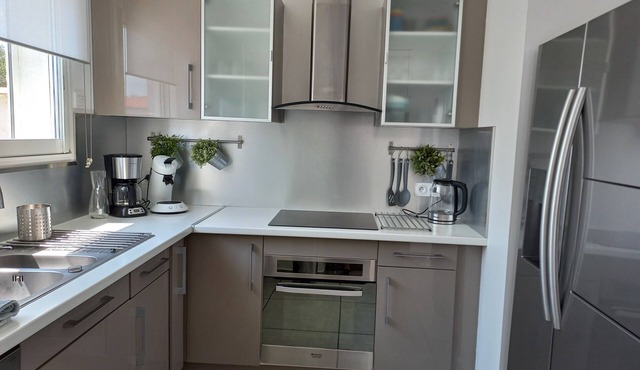 4-bedroom house with parking and 2 outdoor spaces less than 20 minutes from the beach
