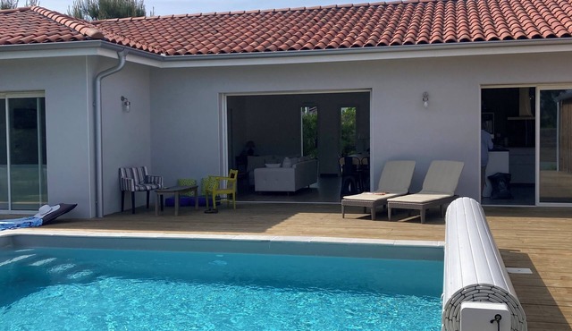 4-bedroom villa, private heated pool, enclosed garden8 minutes from the beach