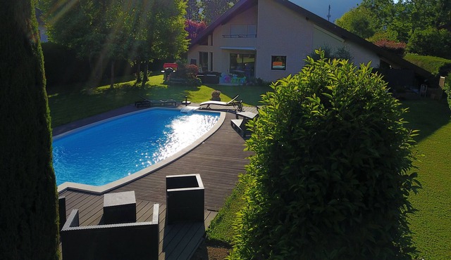 400 m from the lake, architect villa 300 m2. swimming pool on 2000 m2 of land.