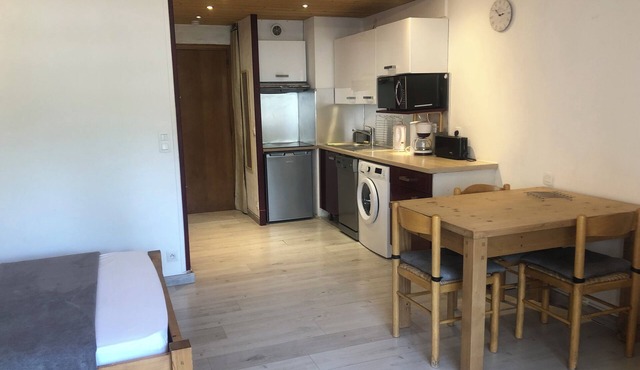 5 minutes from the Méribel lifts, 3-bed studio in the center of Brides