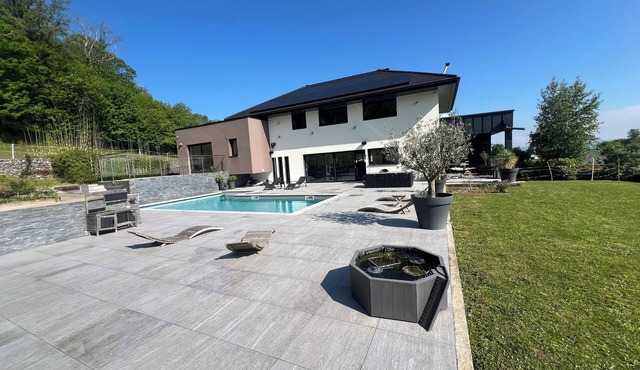 5-star villa—heated pool & large garden—near Annecy—surrounded by nature