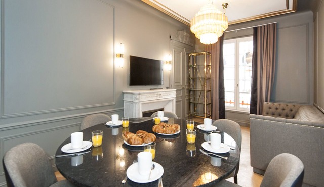A Luxurious 3-BR apartment in the Champs Elysées