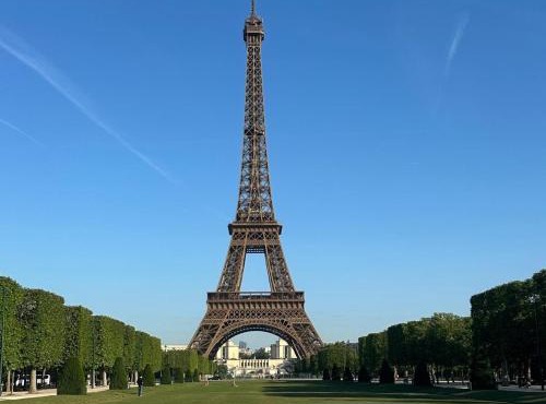 A proximité immédiate de la Tour Eiffel