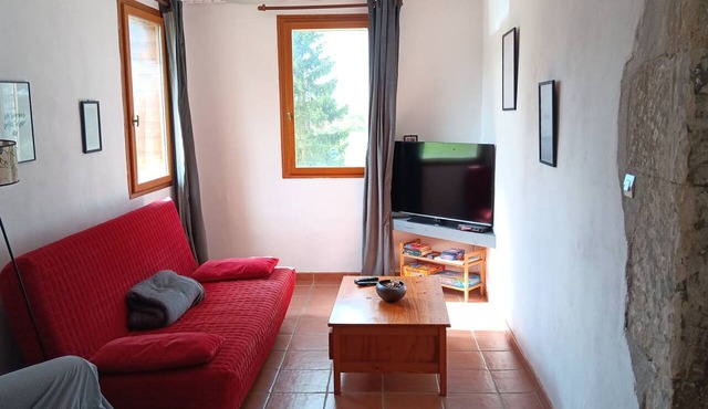 A spacious vacation rental in the countryside with a magnificent view of the Muse Valley.