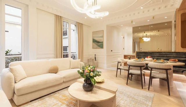 A Sublime 2-BR/2BA with Services in Champs-Elysées