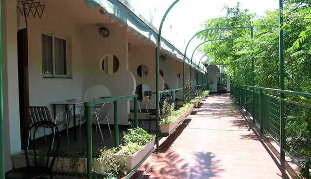 Accommodation 100m from beach with pool and family activities