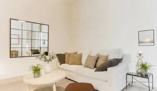 Acomodis Apartments - Cozy 8-bedroom GroupFlat 4-Baths Barcelona Eixample 16 ppl