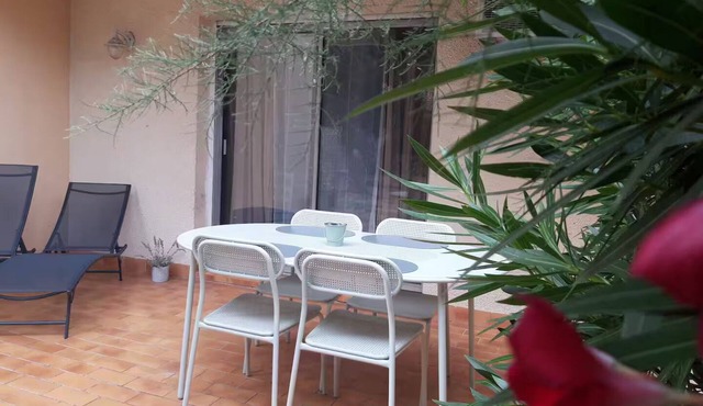 Air-conditioned 2-bedroom apartment on the garden level/Free access to the pools and club/Large 20m2 terrace