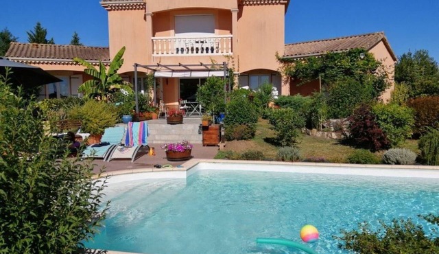 Air-conditioned country house with swimming pool in Périgord