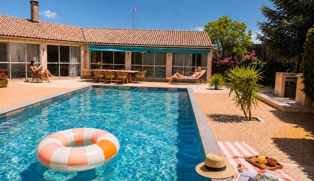 Air-conditioned gîte with swimming pool 12x6 m, terrace and barbecue near beaches