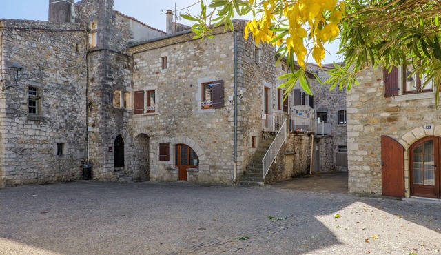 Air-Conditioned Leoannatim Cottage – Character Home with Enclosed Terrace