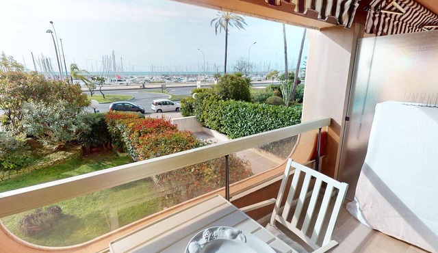 Air-conditioned studio with terrace in Menton