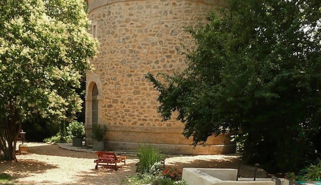 Amazing home in Aimargues with private swimming pool, can be inside or outside