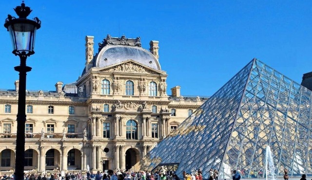 AN AUTHENTIC PARISIAN RETREAT NEXT TO LOUVRE ,TUILERIES GARDENS & PALAIS ROYAL