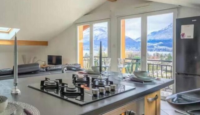 Annecy: Lake View, Open Floor Plan & Bright, Natural, Peaceful