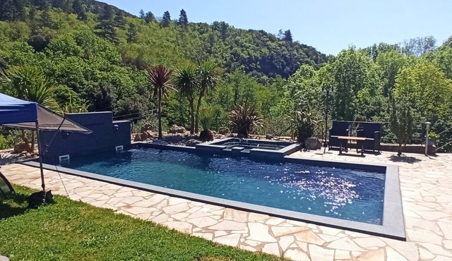 Apartment Air-conditioned 2-bedroom apartment, sleeps 2 adults + 1 infant; shared pool; quiet location; hiking; lakes.