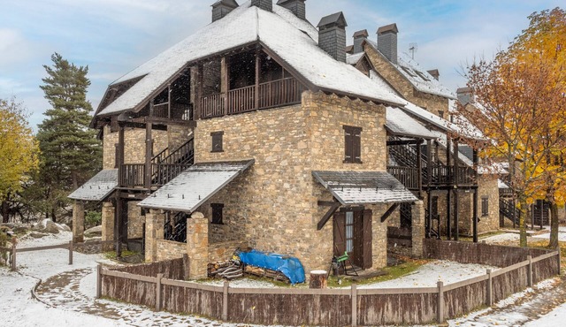 Apartment 'Apartamento La Mainera' with Mountain View, Shared Terrace and Wi-Fi