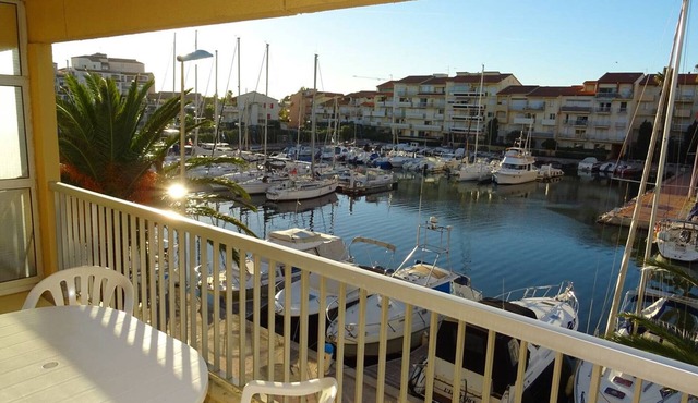 Apartment facing the port with parking and pets allowed