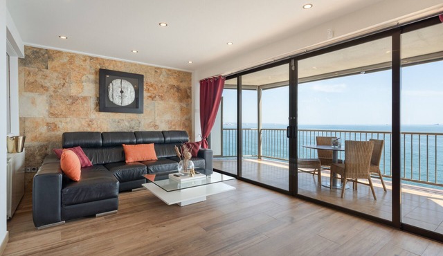 Apartment 'Paradisaco 28 Seafront' with Sea Views, Wi-Fi and Air Conditioning