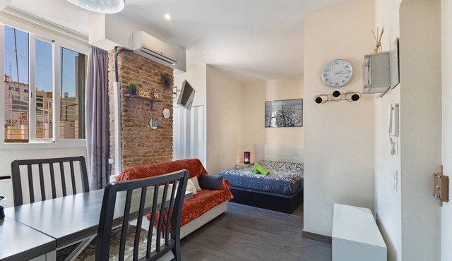 Apartment 'Studio Near Park Güell' with Wi-Fi and Air Conditioning