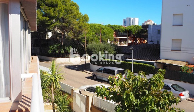 APARTMENT WITH 3 ROOMS AND LARGE TERRACE, 5 MIN. FROM THE BEACH, IN THE CENTER