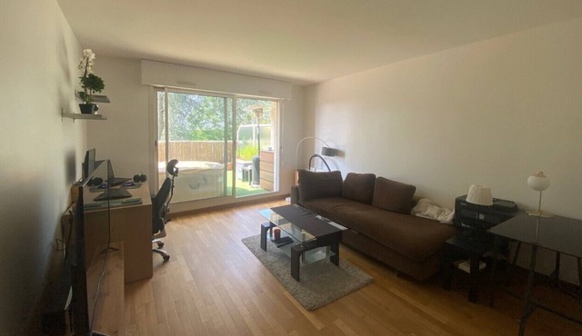 Apartment with large south terrace, near Paris