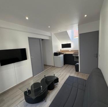 Appartement rénové en centre-ville avec terrasse