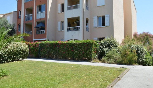 Apt in Fréjus with pool, near shops, 4 pers, 2 rooms