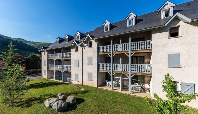 'Arreau'xygène Duplex Apartment for 7-9 Guests with Mountain View, Shared Pool, and Wi-Fi
