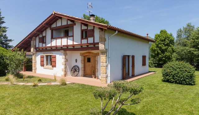 Authentic Basque house Peaceful setting with a view, 2 km from Saint-Jean-Pied-de-Port