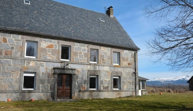 Authentic Mansion for 14 People, 5 Bedrooms – View of Sancy, Absolute Peace & Coolness