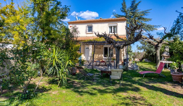 'Aux Amelierets' Guest Room with Shared Pool, Shared Terrace, and Wi-Fi