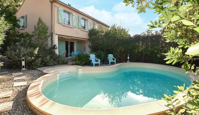 Awesome home in Mérindol