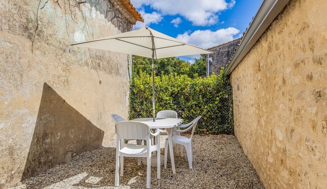 Barrail du Moulin Cottage with Private Terrace and Wi-Fi in Bégadan
