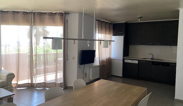 Beachfront Apartment with Sea View, 3 BR, A/C, Pool & Parking - Torredembarra
