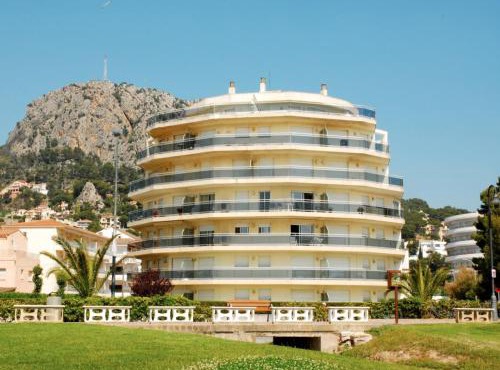 Beachfront Apartment in Estartit with Garden