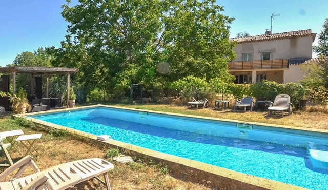 Beautiful home in La Tour-d'Aigues with outdoor swimming pool