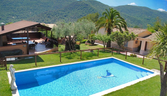 Beautiful home with mountain views, big private pool, 2 km. from Banyoles lake