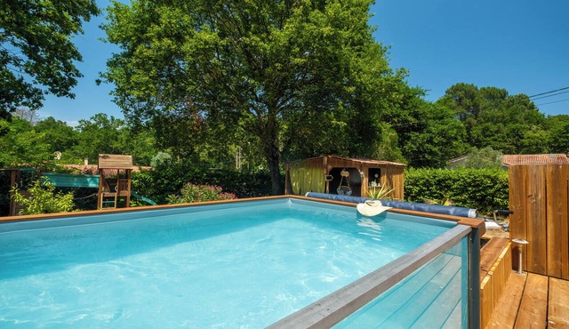 Beautiful lakefront rental: heated VITREE pool, hot tub, air conditioning, bicycles