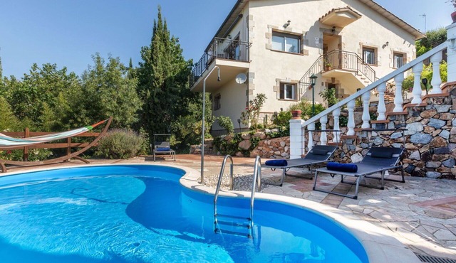 Beautiful private villa for 8 people with WIFI, A/C, private pool, TV and patio