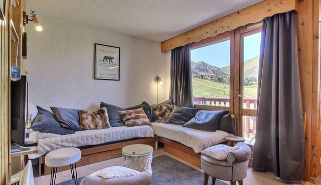 Beautiful quiet duplex, pets allowed, ski-in/ski-out