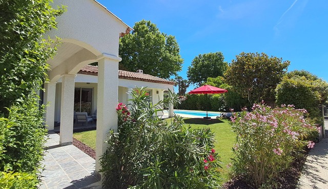 Beautiful, quiet villa, swimming pool, jacuzzi, lovely garden
