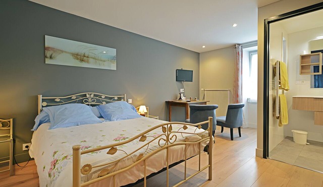 Bed and Breakfast 'Chambre La Familiale' with Mountain View, Shared Pool and Wi-Fi