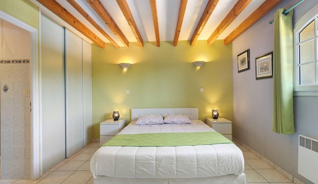 Bed and Breakfast 'Chambre D'hôtes Bergamotte' with Shared Pool, Shared Terrace and Wi-Fi