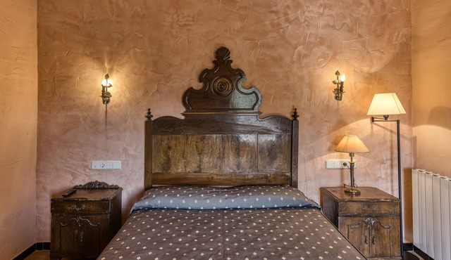 Bed and Breakfast 'Llavià' with Shared Pool, Wi-Fi and Air Conditioning