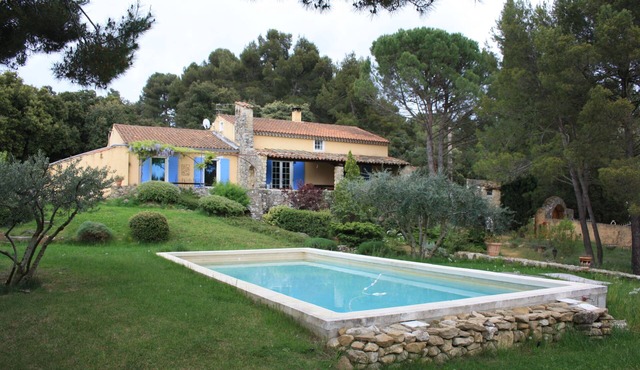BETWEEN LUBERON AND SAINTE VICTOIRE