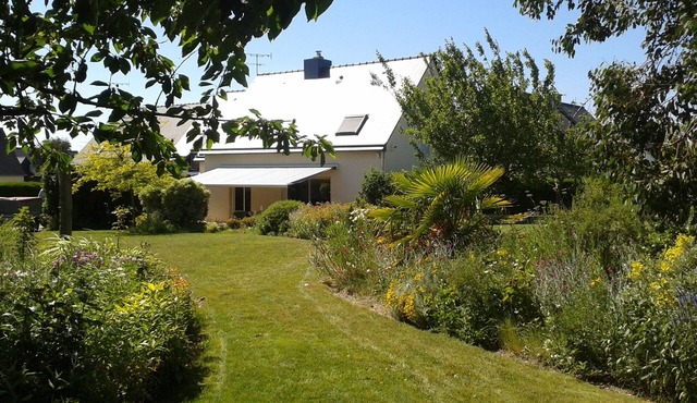Between Saint-malo and Cancale, ideal for families or friends, 2 kms from the beach